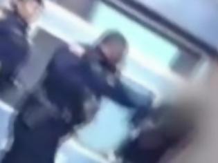 Φωτογραφία για Βίντεο: Αστυνομικός στις ΗΠΑ χαστουκίζει και κλωτσάει μαθητή μέσα σε σχολείο!