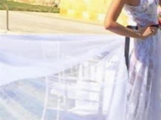 Φωτογραφία για Η Ελληνίδα εστεμμένη ντύθηκε νύφη!