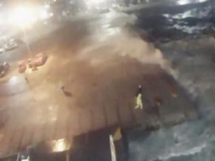 Φωτογραφία για Απίστευτο βίντεο: Το Blue Star Naxos δίνει μάχη για να «δέσει» στο λιμάνι με 8 μποφόρ