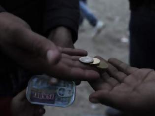 Φωτογραφία για Πρόσφυγες στην Ειδομένη στήνουν υπαίθρια μαγαζιά και πωλούν τα... [photos]