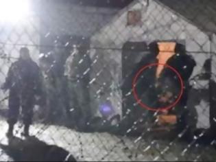 Φωτογραφία για Δείτε συνοριοφύλακα των Σκοπίων να κλωτσάει απροκάλυπτα πρόσφυγα... [video]