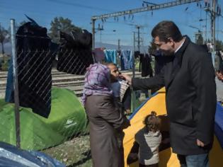 Φωτογραφία για Κλιμάκιο της ΠΚΜ με επικεφαλής τον Απ. Τζιτζικώστα διένειμε τρόφιμα και ειδη πρώτης ανάγκης στους πρόσφυγες της Ειδομένης