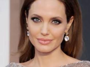 Φωτογραφία για Δείτε τι φοράει η 9χρονη κόρη της Angelina Jolie... [photos]