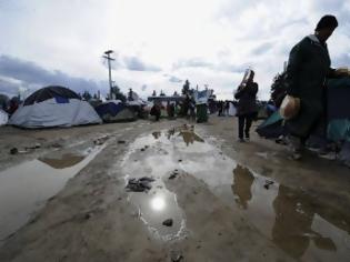 Φωτογραφία για Κολλημένοι στη λάσπη οι πρόσφυγες στην Ειδομένη-Σφραγίζουν τα σύνορα τους Σερβία-Σλοβενία...