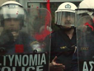 Φωτογραφία για Η συμβολική διαμαρτυρία στα γραφεία της ΕΕ συνεχίζεται με μια σύλληψη....