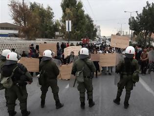 Φωτογραφία για ΑΝΕΚΟΠΗ Η ΠΟΡΕΙΑ ΜΕΤΑΝΑΣΤΩΝ ΠΡΟΣ ΤΗΝ ΠΛΑΤΕΙΑ ΒΙΚΤΩΡΙΑΣ