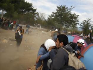 Φωτογραφία για Μετά το σφράγισμα των συνόρων και το μπλόκο της Τουρκίας, τα όνειρα των προσφύγων βουλιάζουν στις λάσπες...