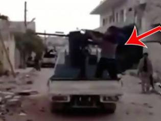 Φωτογραφία για Τρελό γέλιο! Έγινε ο περίγελος του ISIS όταν φώναζε και πυροβολούσε αλλά μετά... [video]