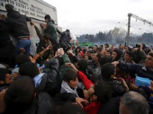 Φωτογραφία για Συγκλονιστικές εικόνες από την Ειδομένη: Σκοτώνονται για ένα αυγό... [photos]