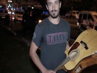 Φωτογραφία για Πλανόδιος κιθαρίστας στο Ισραήλ αφόπλισε ένοπλο Παλαιστίνιο