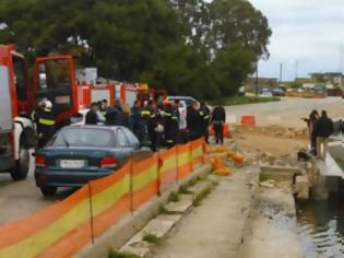 Φωτογραφία για ΛΕΥΚΑΔΑ: Αυτοκίνητο....στη θάλασσα [photos]