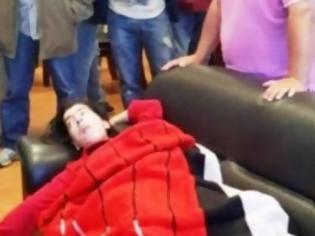 Φωτογραφία για Πάτρα: Βουβός ο πόνος στην κηδεία της 32χρονης παραπληγικής Μαρίας Πουλκουρτζή [photo+video]