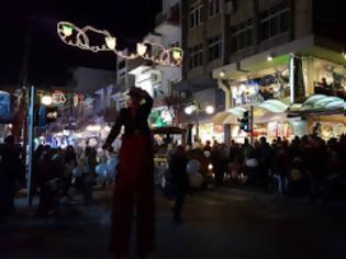 Φωτογραφία για «Νύχτα Φωτός» στην Ξάνθη - Ανοιχτά μαγαζιά, ξυλοπόδαροι, κέφι και χορός στην πόλη [video]