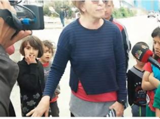 Φωτογραφία για ΑΠΙΣΤΕΥΤΟ ΒΙΝΤΕΟ: Γυναίκα δίνει δωρεάν τρόφιμα σε πρόσφυγες στο Ελληνικό κι εκείνοι αντί για «ευχαριστώ» την κατακλέβουν