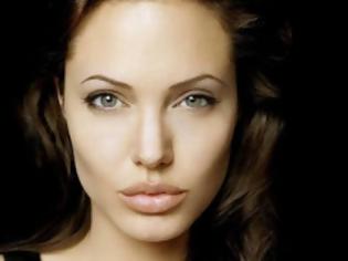 Φωτογραφία για Angelina Jolie: Απέλυσε τη νταντά γιατί είχε έρθει κοντά με τον Brad Pitt