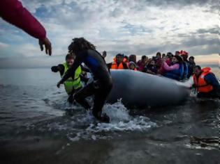 Φωτογραφία για Συγκλονιστικό βίντεο: Άνδρες της τουρκικής ακτοφυλακής χτυπούν με κοντάρια πρόσφυγες [video]