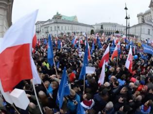 Φωτογραφία για Πολωνία: Κρίση που δεν γεφυρώνεται με αφορμή το Συνταγματικό Δικαστήριο