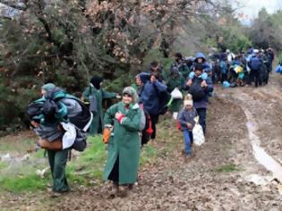 Φωτογραφία για Οι πρόσφυγες έφυγαν από την Ειδομένη και πάνε να περάσουν στα Σκόπια.... [photos]