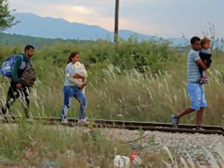 Φωτογραφία για Δείτε την συγκλονιστική εικόνα από την προσπάθεια των προσφύγων να περάσουν τα σύνορα... [photo]