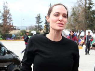 Φωτογραφία για Δείτε πώς υποδέχτηκαν οι πρόσφυγες την Αngelina Jolie... [video]