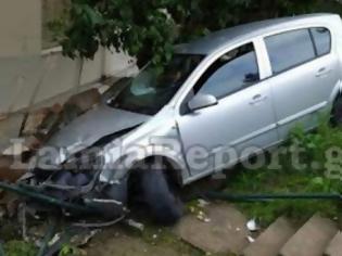 Φωτογραφία για Λαμία: Αυτοκίνητο «προσγειώθηκε» στην αυλή σπιτιού [photos]