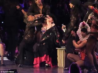 Φωτογραφία για Τους τρέλανε η Madonna! Ανέβασε στη σκηνή μια κοπέλα και την... έγδυσε! [photos]