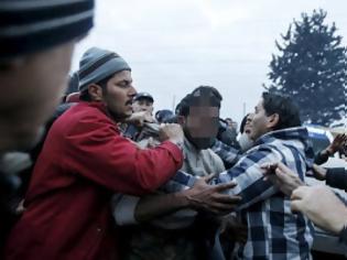 Φωτογραφία για Άγριο ξύλο στην Ειδομένη: Πρόσφυγες έδειραν έναν άντρα που πιθανότατα βίασε μια 7χρονη... [photos]