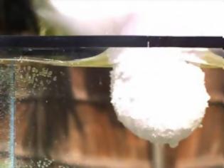 Φωτογραφία για Απίθανο! Τι συμβαίνει όταν βάζεις λιωμένο αλάτι σε νερό; [video]