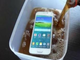 Φωτογραφία για Τι θα συμβεί αν βάλεις ένα Samsung S6 σε κόκα κόλα για 2 λεπτά; [video]