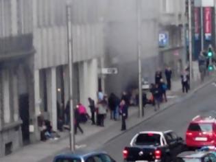 Φωτογραφία για Βρυξέλλες: Ενας ουρλιάζει, δύο χαίρονται που σώθηκαν - Η φωτογραφία που σοκάρει
