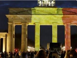 Φωτογραφία για Κτίρια σε όλον τον κόσμο φωτίζονται στα χρώματα της Βελγικής σημαίας [photos]