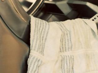 Φωτογραφία για Βρέχει μια πετσέτα με conditioner και την βάζει στο πλυντήριο. Το αποτέλεσμα; Θα σας ενθουσιάσει.