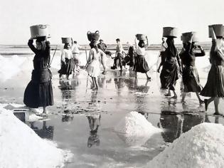 Φωτογραφία για Οι «Καρυάτιδες» της Λευκάδας και το ματωμένο μεροκάματο στις Αλυκές.
