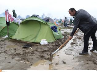 Φωτογραφία για Απελπισία στην Ειδομένη: Οι πρόσφυγες δίνουν μάχη για να κρατήσουν τις σκηνές στο έδαφος!
