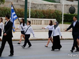 Φωτογραφία για Η μαθήτρια με τη μαντίλα στην παρέλαση στο Σύνταγμα