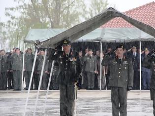 Φωτογραφία για Υπο καταρρακτώδη βροχή η τελετή παράδοσης - παραλαβής Διοίκησης της 30ης Ταξιαρχίας στο Λαγό Διδυμοτείχου