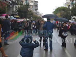 Φωτογραφία για Πύργος: Γιουχαρίσματα – Αντιδράσεις του κόσμου – Περίμεναν τους επισημους βρέχοντας!