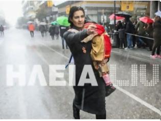 Φωτογραφία για ΣΥΓΚΛΟΝΙΖΕΙ: ΑΥΤΗ είναι η αγανακτισμένη μάνα που έκανε μόνη της παρέλαση μέσα στην βροχή... [video]
