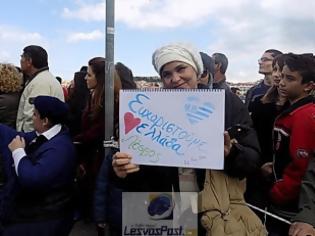 Φωτογραφία για Πρόσφυγες στην παρέλαση της 25ης Μαρτίου στην Μυτιλήνη: Σήκωσαν πλακάτ που έγραφε Ευχαριστούμε Ελλάδα - Λέσβος Σ’ αγαπώ [photo+video]