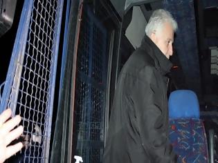Φωτογραφία για Υπό ομηρία ο Γιώργος Ουρσουζίδης στις Βαρβάρες - Εγκλωβίστηκε στην κλούβα των ΜΑΤ [photo]
