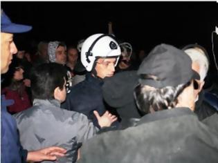 Φωτογραφία για Σοβαρά επεισόδια κατά προσφύγων - Απείλησαν βουλευτή του ΣΥΡΙΖΑ [photos+video]
