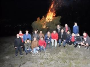 Φωτογραφία για Τηρήθηκε και φέτος το έθιμο της φωτιάς και της λαμπαδοφορίας στο Καστράκι [video]