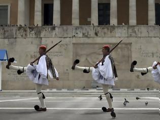 Φωτογραφία για Η περιγραφή του Εύζωνα που συγκλονίζει: «Ξύρισμα κόντρα 4 φορές τη μέρα, να τρέχει μόνο αίμα»