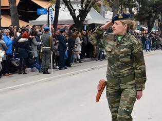 Φωτογραφία για Έκλεψαν τις εντυπώσεις οι γυναίκες στρατιωτικοί στην παρέλαση της Αλεξανδρούπολης