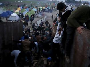 Φωτογραφία για Πρόσφυγες και μετανάστες ισχυρίζονται πως θα περάσουν τα σύνορα