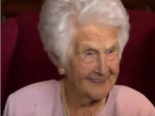 Φωτογραφία για Γυναίκα 109 ετών αποκαλύπτει το μυστικό της μακροζωίας- Eχει χρώμα καφέ και φτάνει σ΄εμάς σε βαρέλια