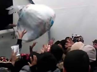 Φωτογραφία για Λάρισα: ΤΡΙΤΟΚΟΣΜΙΚΕΣ ΕΙΚΟΝΕΣ στον προσφυγικό καταυλισμό – Δείτε πώς μοιράζει το κράτος τα τρόφιμα  [video]