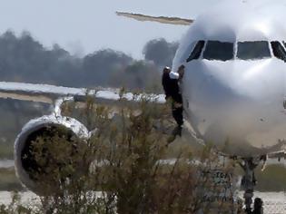 Φωτογραφία για Παραδόθηκε ο αεροπειρατής στη Λάρνακα