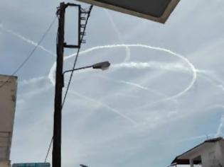 Φωτογραφία για Τρελή πορεία αεροπλάνου πάνω από την Κοζάνη: Γέμισε άσπρες γραμμές ο ουρανός - Δείτε φωτογραφίες και βίντεο