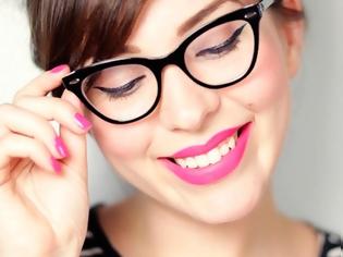 Φωτογραφία για 5 συμβουλές μακιγιάζ για γυναίκες που φοράνε γυαλιά!